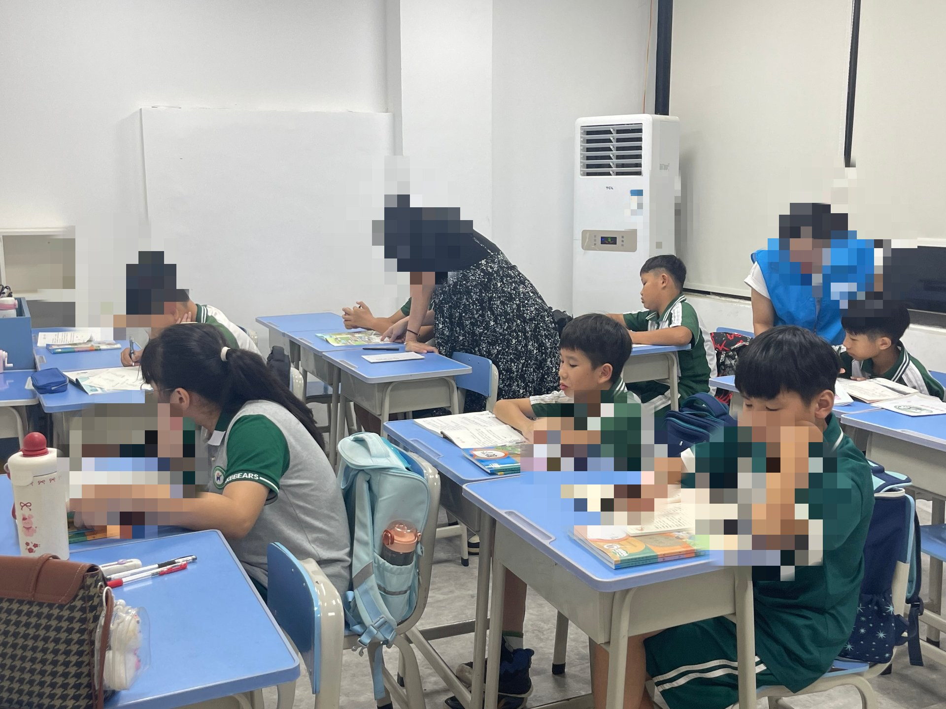 阳春托管班作业辅导·持证教师带班