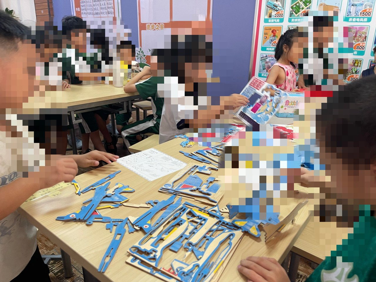 阳春领先教育素养课堂·飞机模型拼装专注力训练