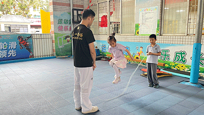 阳春领先体育·教练指导跳绳